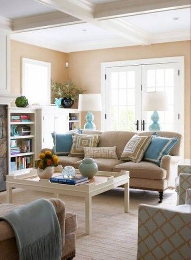 sala de estar na cor marfim com almofadas azuis Foto Deavita