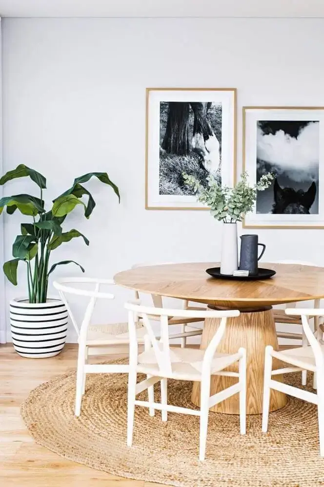sala de jantar decorada com tapete redondo de barbante e mesa de madeira Foto Casa&Diseño