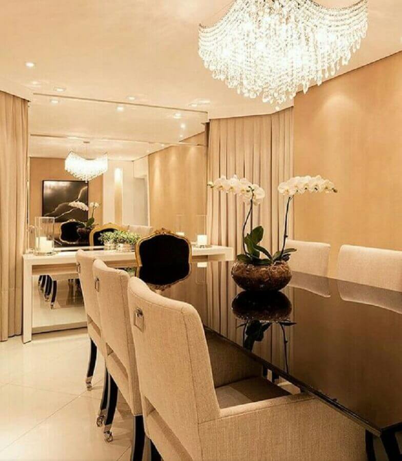 sala de jantar sofisticada decorada com parede marfim e lustre de cristal Foto Pinterest