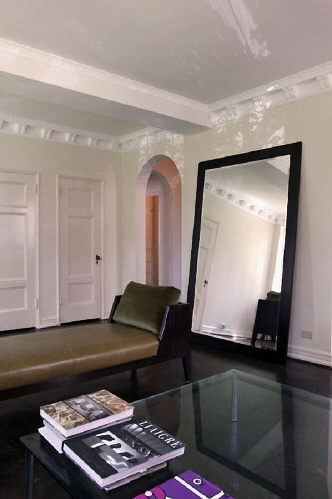 sala decorada com espelho grande com moldura preta Foto Desire To Inspire