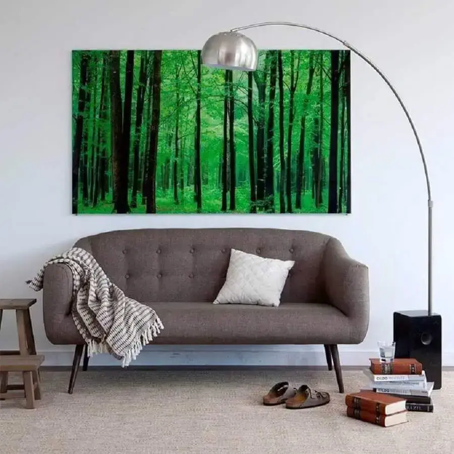 sala decorada com grande quadro verde e manta para sofá cinza Foto Mobiliário DAF
