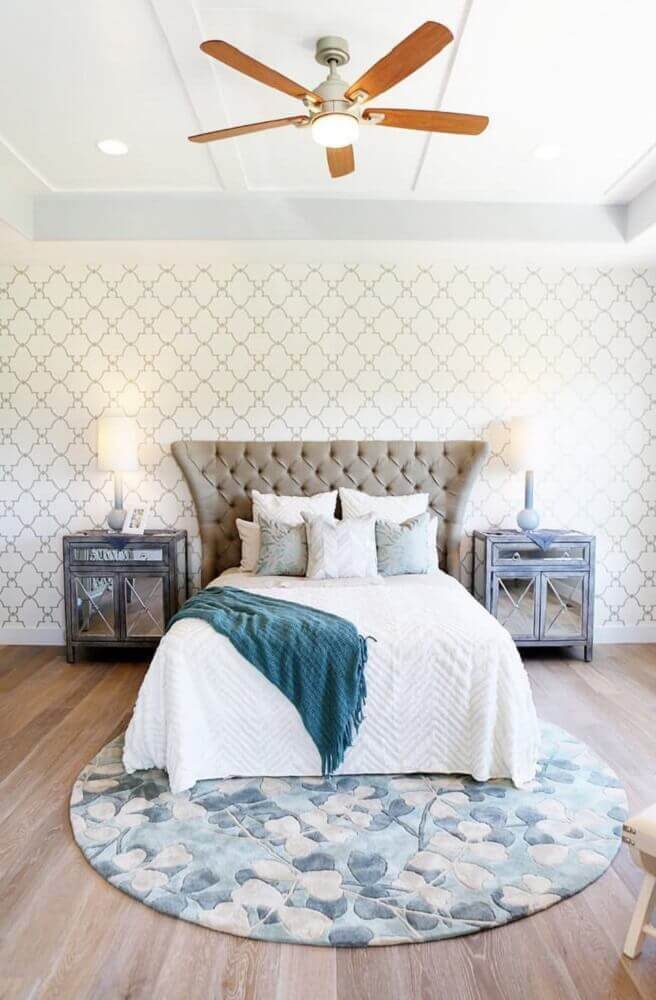 tapete redondo para quarto de casal com papel de parede e criado mudo espelhado Foto Pinterest