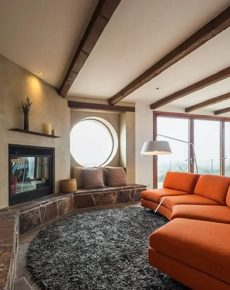 tapete redondo para sala de estar ampla com sofá laranja Foto Pinterest