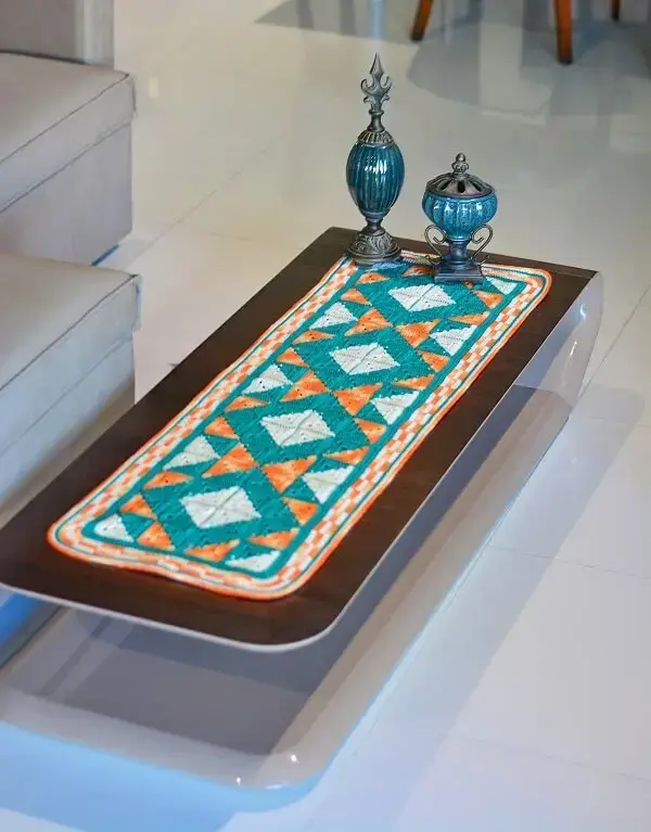 A passadeira de crochê pode enfeitar mesas