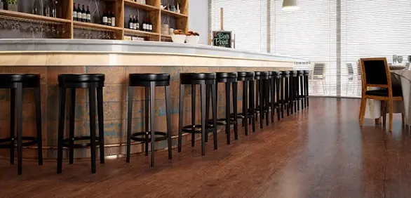 Bar com piso vinílico de madeira avermelhado Foto de Duratex Madeira