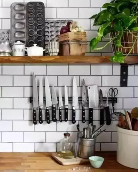 Como organizar a casa com barra magnética para facas na cozinha Foto de Archidea