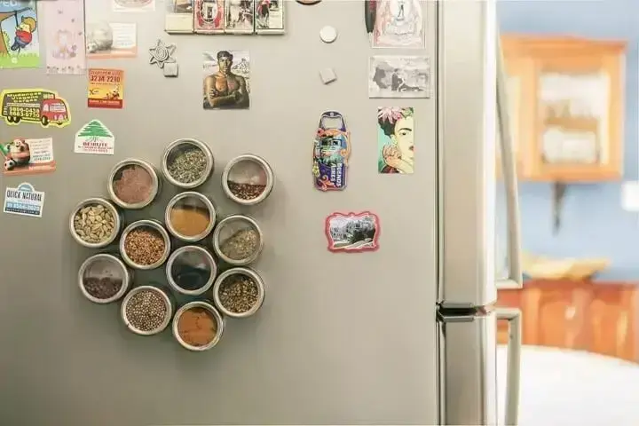 Como organizar a casa com porta-condimentos magnéticos na cozinha Projeto de Casa Aberta