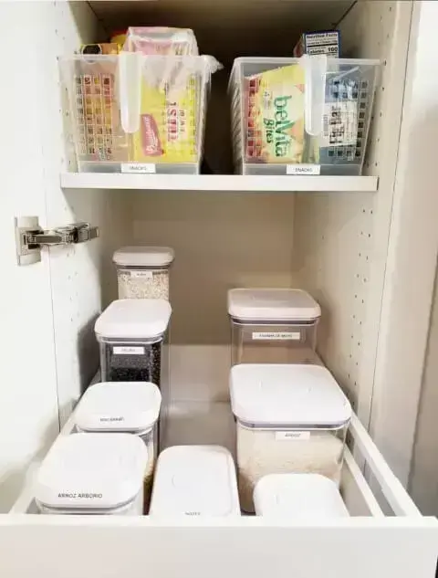 Como organizar a casa com potes e rótulos na cozinha Foto de Personal Organizer Miami