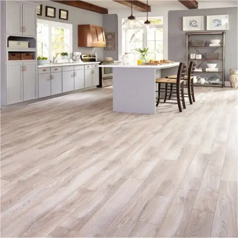 Cozinha aberta com piso vinílico claro combinando com a decoração Foto de Best Flooring Ideas
