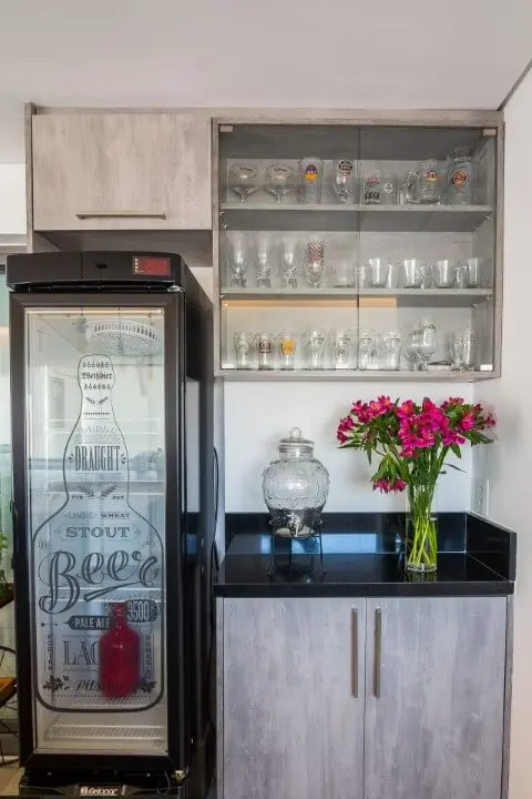 Cozinha com cristaleira moderna suspensa embutida no armário planejado Projeto de Sabrina Tironi