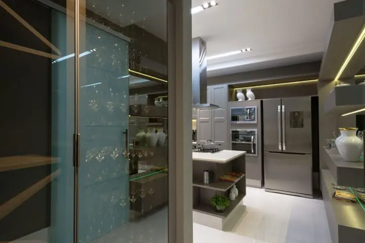 Cozinha gourmet com cristaleira moderna com vidro fumê Projeto de Marie Lauzan