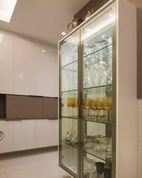 Cristaleira moderna com portas de vidro e taças dentro Foto de Fábrica Arquitetura
