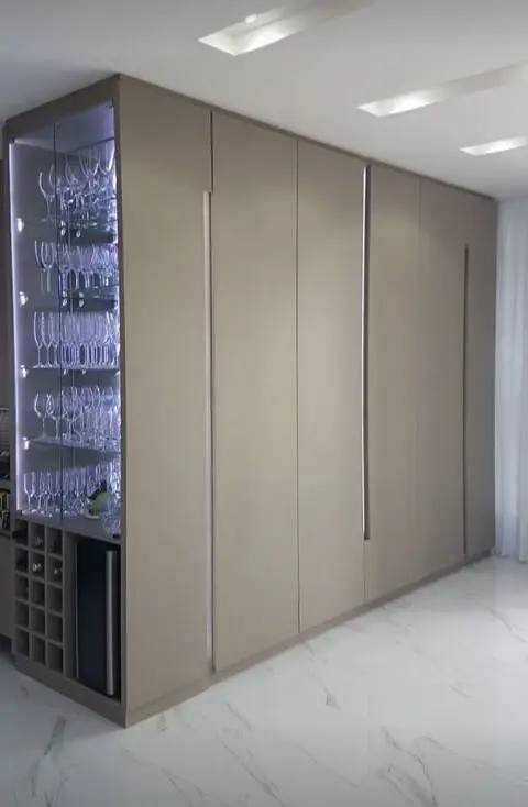 Cristaleira moderna iluminada embutida em armário com adega embaixo Projeto de Mauren Buest