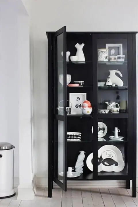Cristaleira moderna preta com objetos de decoração dentro Foto de Pinterest