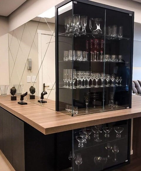 Cristaleira moderna preta com portas de vidro Foto de NL&MF
