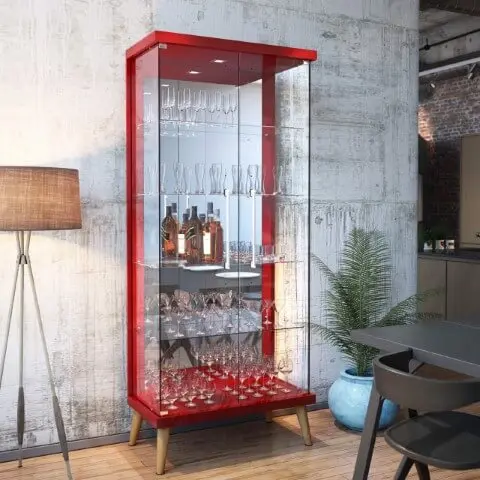 Cristaleira moderna vermelha com portas de vidro e pés de madeira Foto de Madeira Madeira
