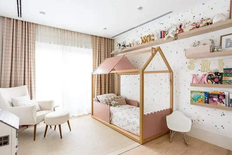 Decoração em cores claras com cama casinha e tapete para quarto infantil Foto Suite Arquitetos