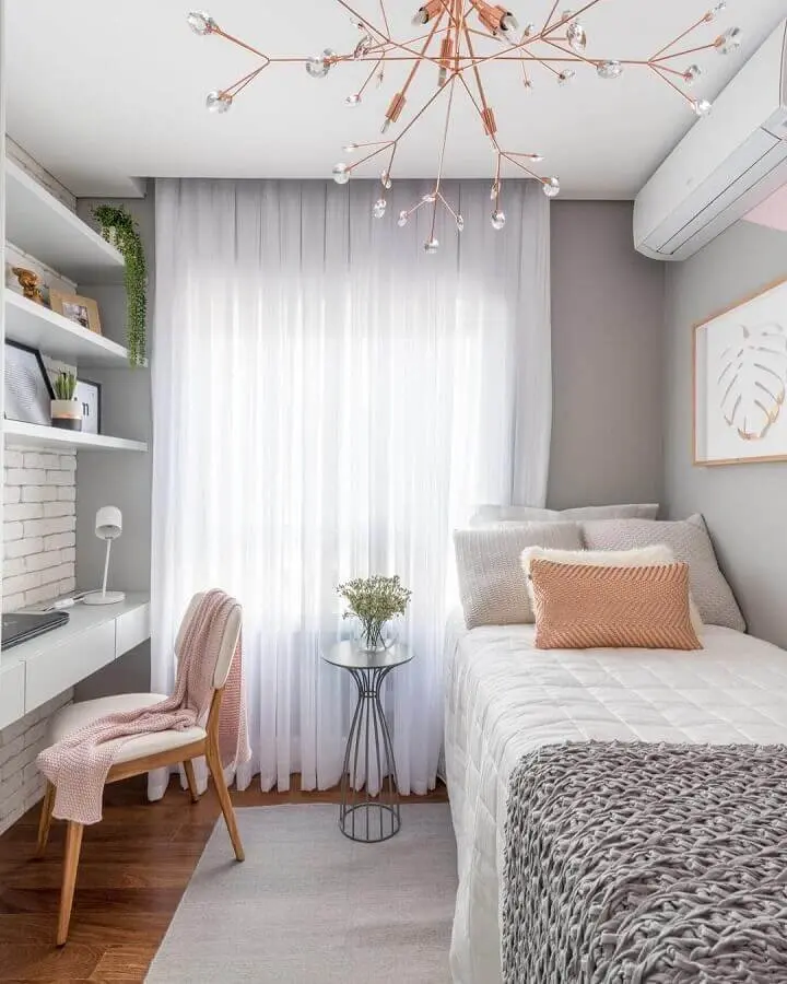 Decoração em cores claras com tapete para quarto feminino cinza e branco Foto Pinterest