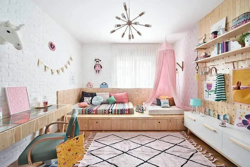 Decoração em cores claras com tapete para quarto infantil feminino Foto Escritório de Arquitetura Gabi Work