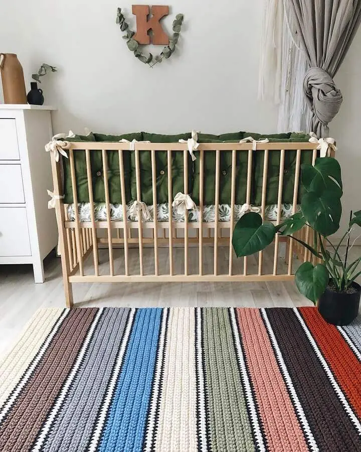 Decoração simples com tapete de crochê para quarto de bebê com listras coloridas Foto Krona Store