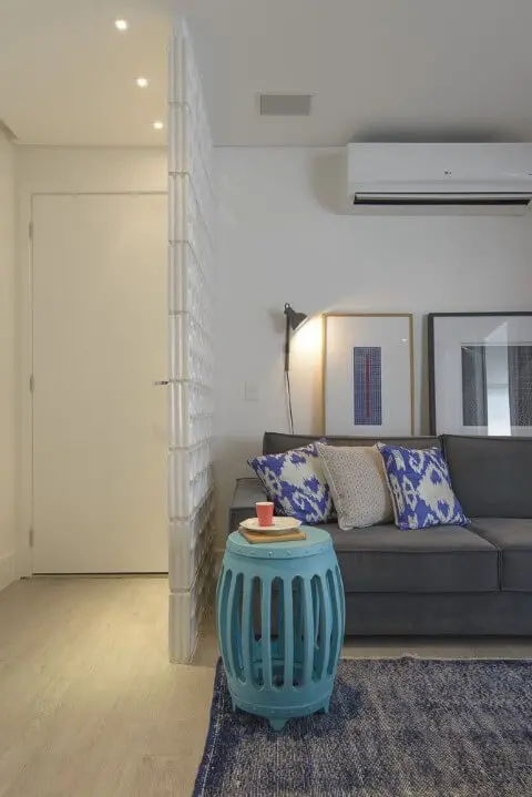Hall de apartamento com cobogós e piso vinílico de madeira claro Projeto de D2N Arquitetura