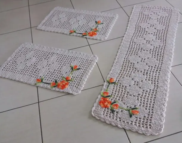 Jogo de cozinha de crochê com barbante cru com flores laranja Foto de Rosa Crochês e Artesanatos