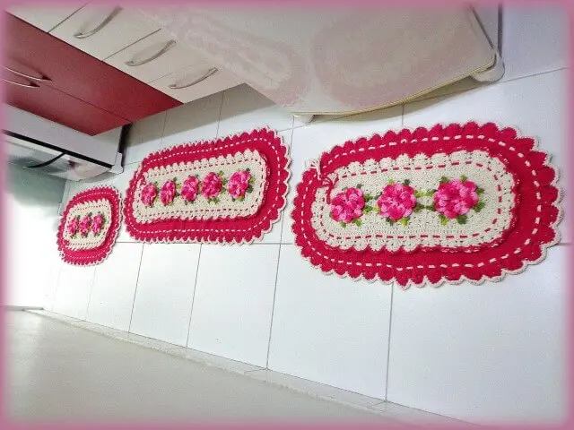 Jogo de cozinha de crochê com borda rosa e flores da mesma cor Foto de Panndorella Crochê