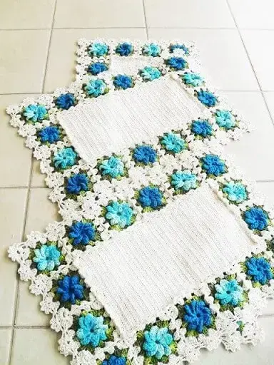 Jogo de cozinha de crochê com flores em tons de azul Foto de Atelier Quel Côrtes