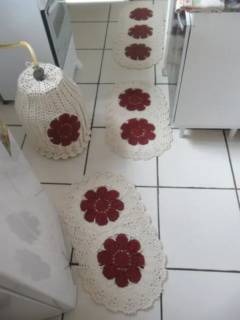 Jogo de cozinha de crochê com tapetes e capa para botijão Foto de Ateliê Pontinhos de Mel com Amor