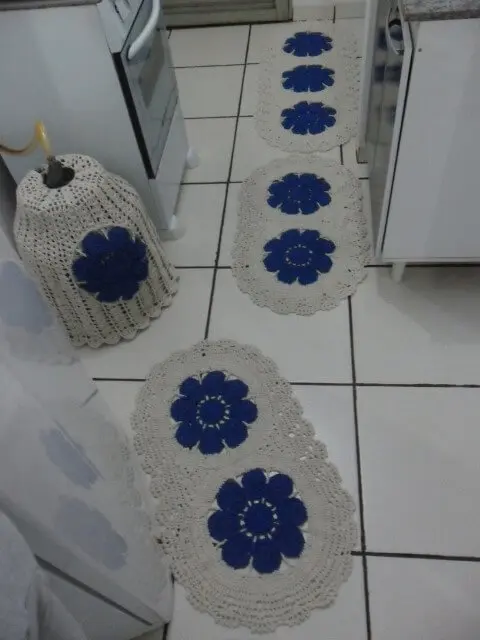 Jogo de cozinha de crochê cru com flores azuis Foto de Ateliê Pontinhos de Mel com Amor