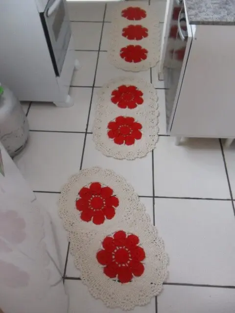 Jogo de cozinha de crochê cru com flores vermelhas Foto de Ateliê Pontinhos de Mel com Amor