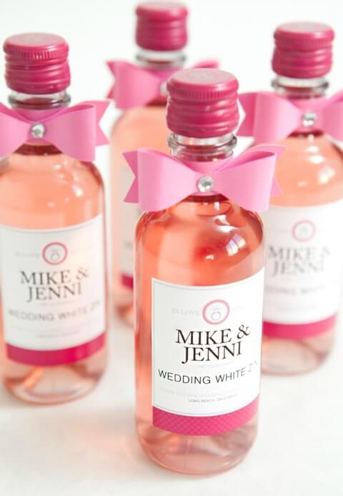 Mini garrafas de vinho personalizadas como lembrancinhas de casamento Foto de Casamentos