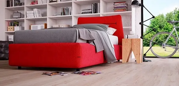 Piso vinílico claro em quarto de solteiro com cama vermelha Foto de Duratex Madeira