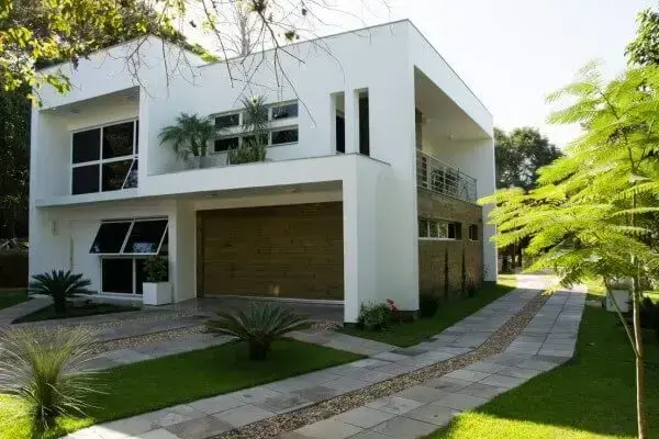 Fachada de casa térrea contemporânea revestida de madeira e concreto com  vigas pretas em metal! - Decor Salteado