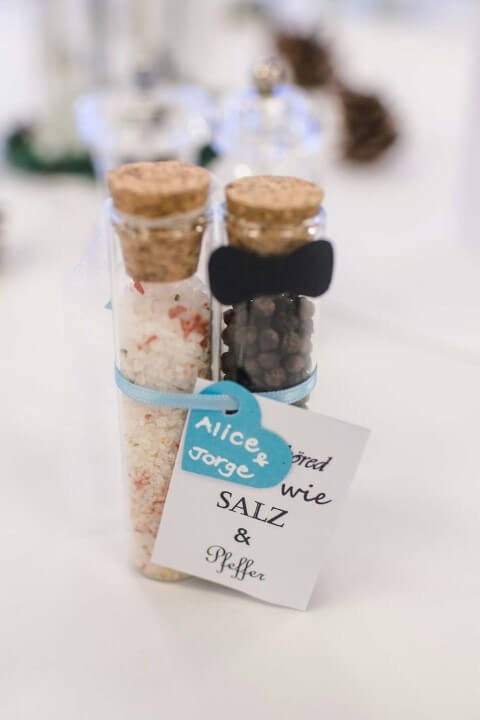 Potinhos com sal e pimenta como lembrancinhas de casamento Foto de Isimanica
