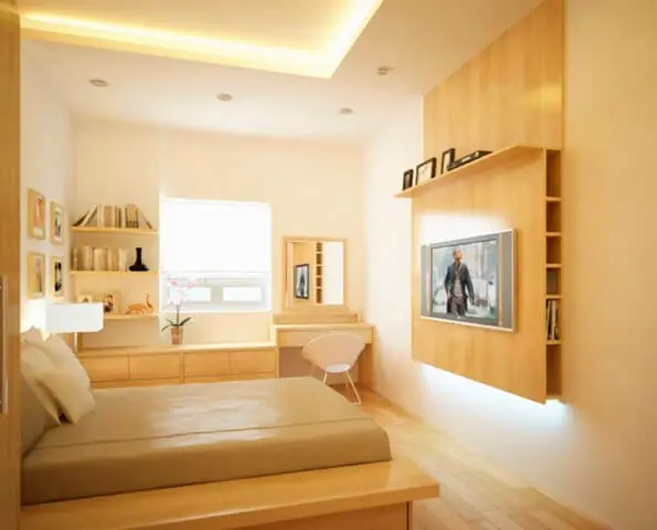 Quarto de solteiro com paredes cor palha e móveis de madeira Foto de Home Wall Decor