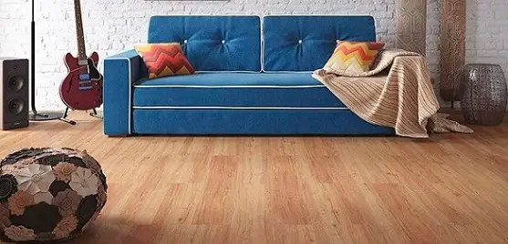 Sala com sofá azul e piso vinílico de tons diferentes Foto de Duratex Madeira