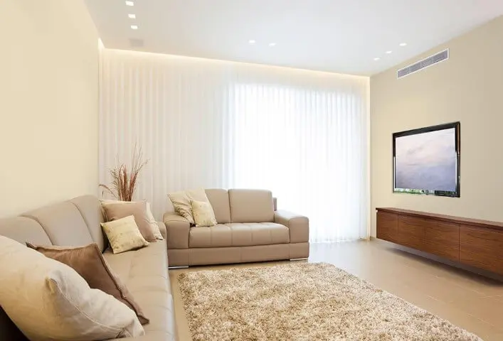 Sala de TV com parede cor palha e móveis marrom claros Foto de Meu Casebre