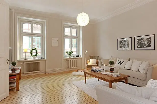 Sala de estar ampla com parede cor palha e decoração clara Foto de Pruzak