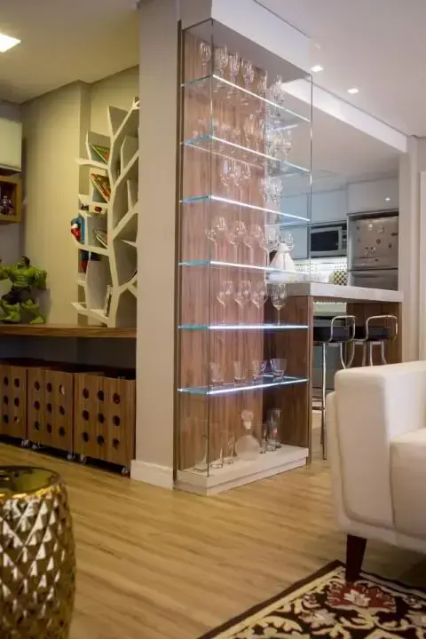 Sala de estar com cristaleira moderna de vidro bem alta com taças Projeto de Inova Arquitetura