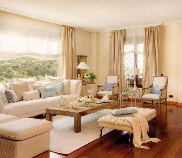 Sala de estar com padere cor palha e decoração clara com tons de azul claro Foto de Hogar unCOMO