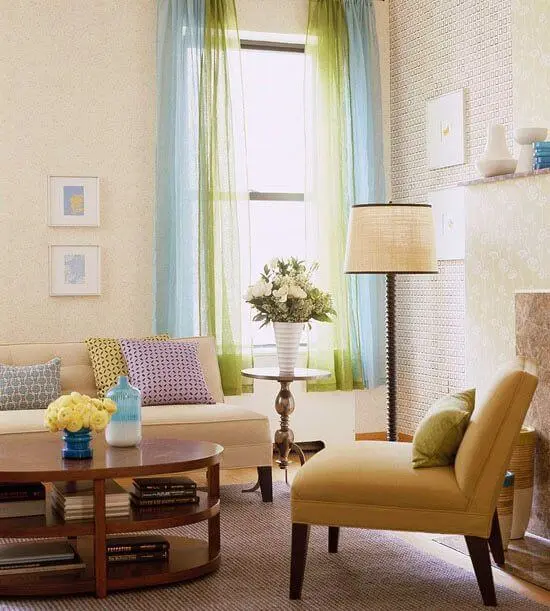 Sala de estar com parede e móveis cor palha e objetos de decoração coloridos Foto de DIY Decoration Ideas