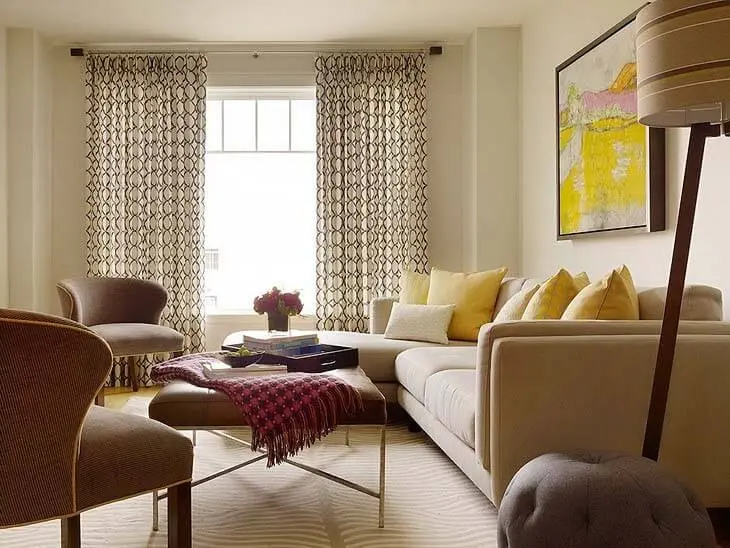 Sala de estar com parede em tom de cor palha e móveis em tons de marrom Foto de Etajerka