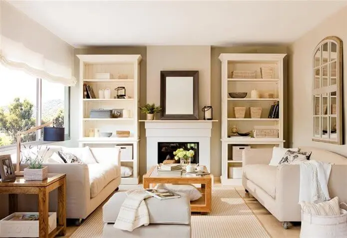 Sala de estar com paredes cor palha e móveis claros Foto de El Mueble