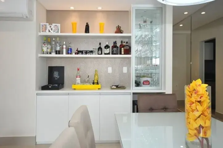 Sala de jantar com cristaleira moderna de vidro embutida na parede juntamente com armário e prateleiras Projeto de Condecorar