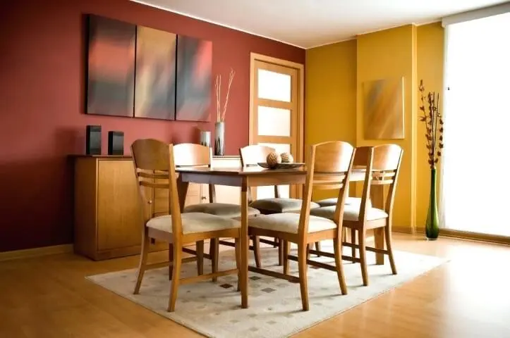 Sala de jantar com paredes em cores vibrantes e móveis com estofado cor palha Foto de Muebles Modernos