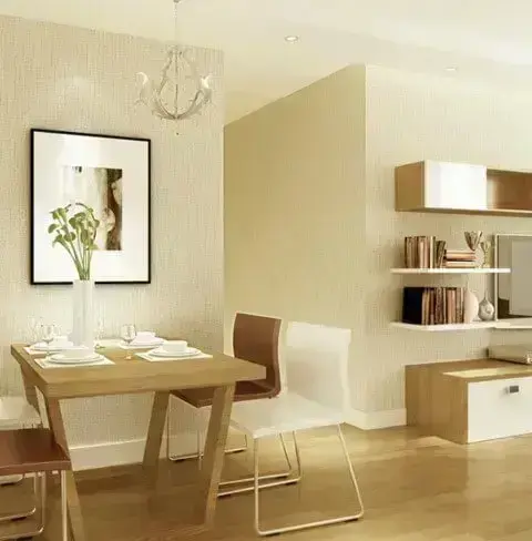 Sala integrada com parede cor palha e móveis de madeira e em cor branca Foto de Forever a Beautiful Home