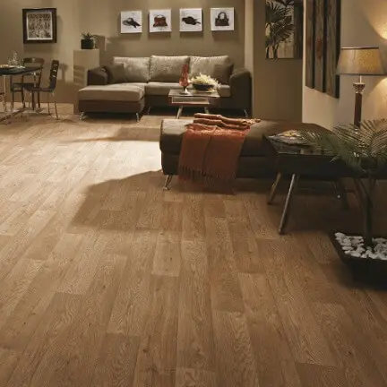Sala integrada com piso vinílico imitando madeira e móveis em tons de marrom Foto de Afrel Pisos e Carpetes