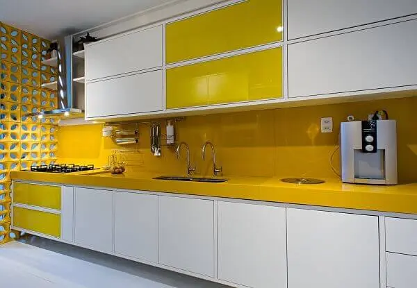 Silestone amarela na cozinha espaçosa