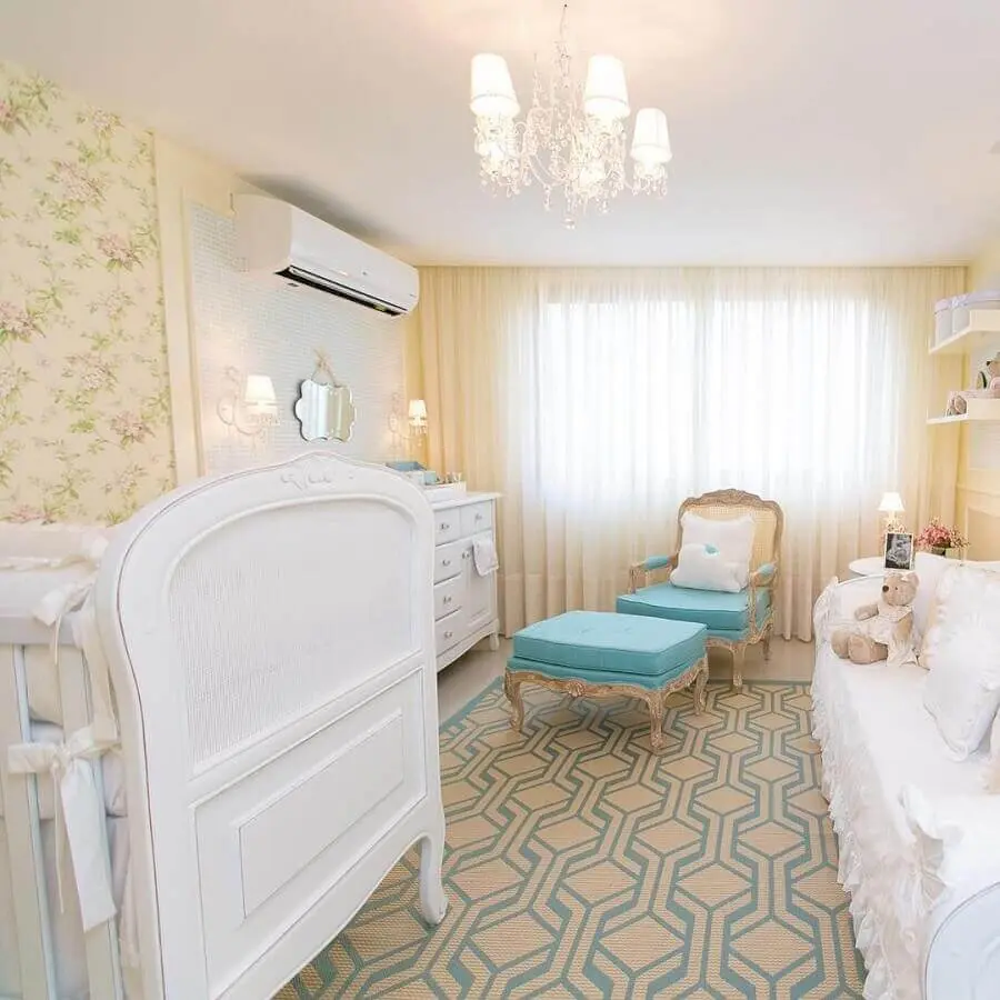 Tapete para quarto de bebê decorado com poltrona provençal Foto Renata Zanatta